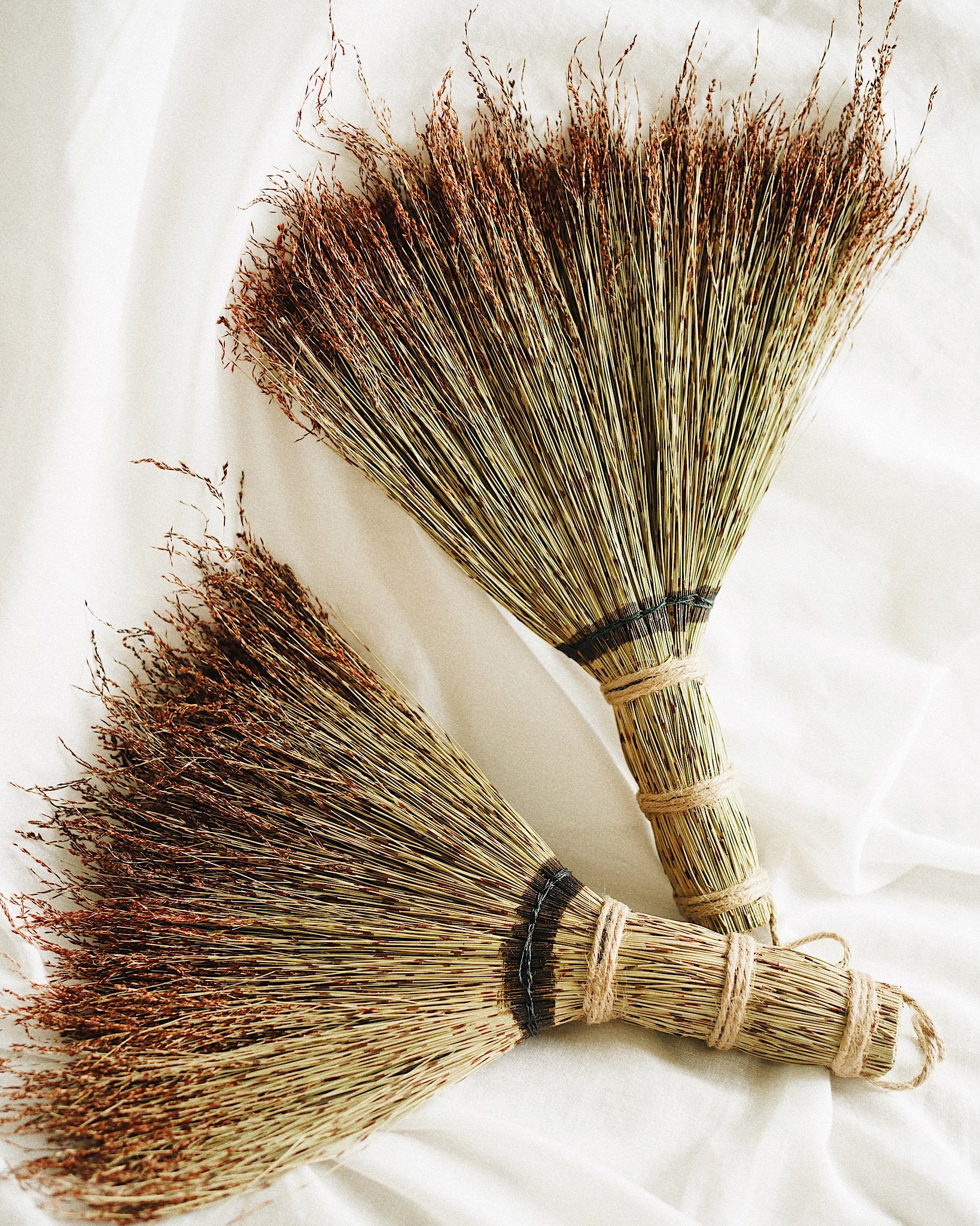 Nika Natural Grass Hand Broom | CallaForma