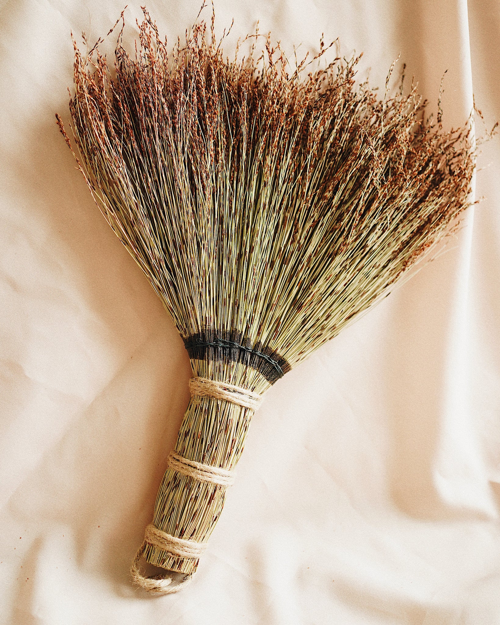 Nika Natural Grass Hand Broom | CallaForma